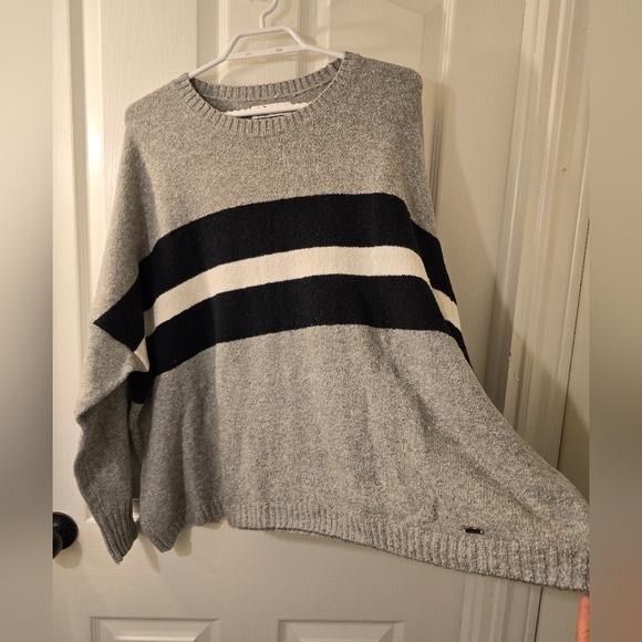 Oversized Hollister Sweater | Size Medium - Picture 5 of 8